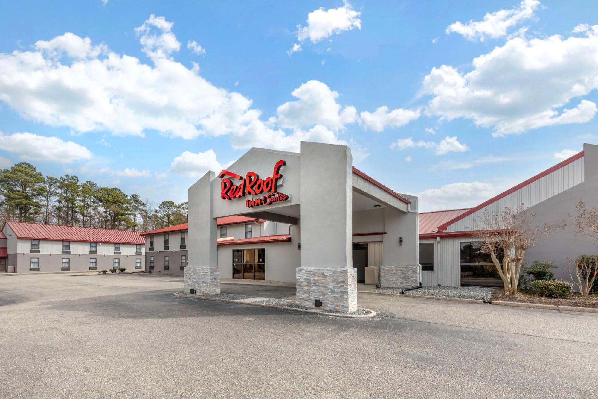 Red Roof Inn & Suites Newport News Exterior photo